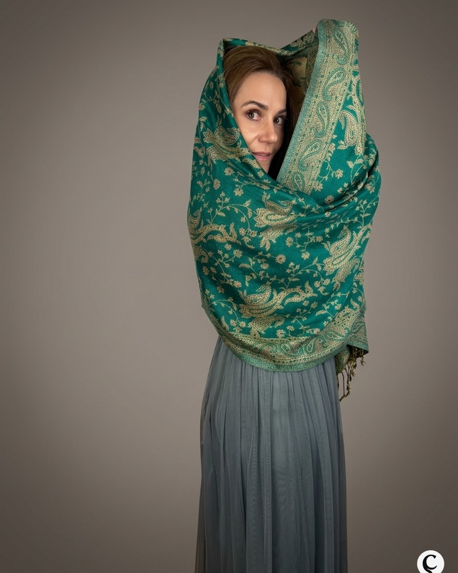 Chusta "Emerald Garden" – szmaragd i złoto paisley (200x70 cm)