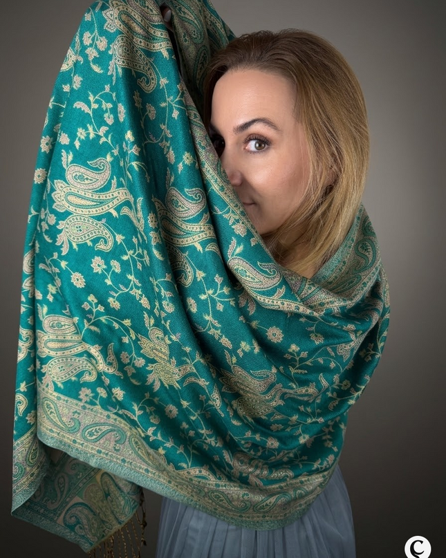 Chusta "Emerald Garden" – szmaragd i złoto paisley (200x70 cm)