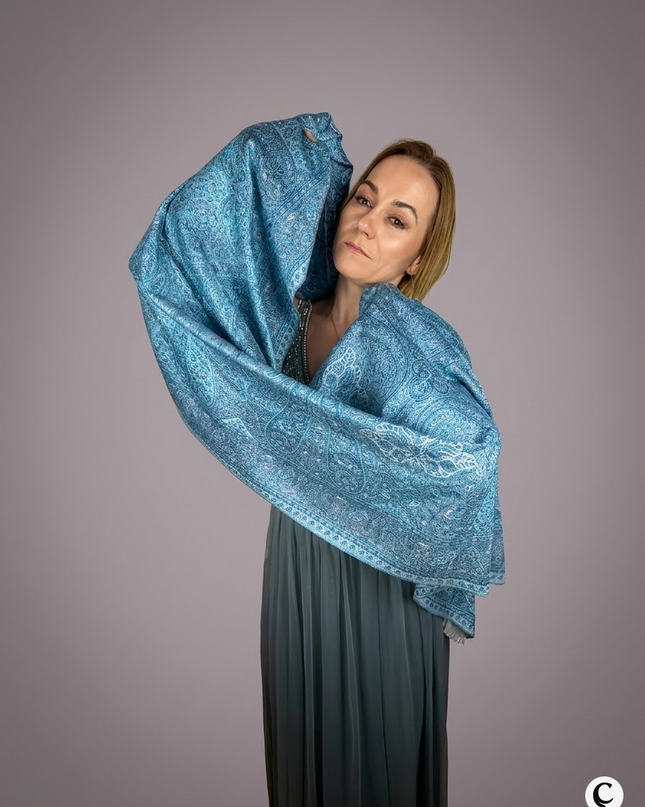 "Oblicza Oceanu" - od błękitu po sztormowy granat (207x70 cm)