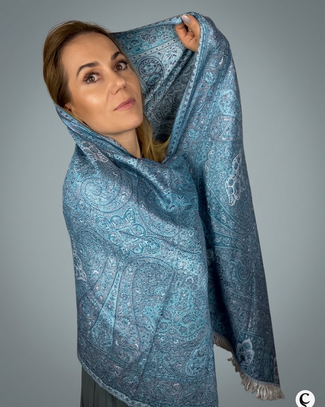 "Oblicza Oceanu" - od błękitu po sztormowy granat (207x70 cm)