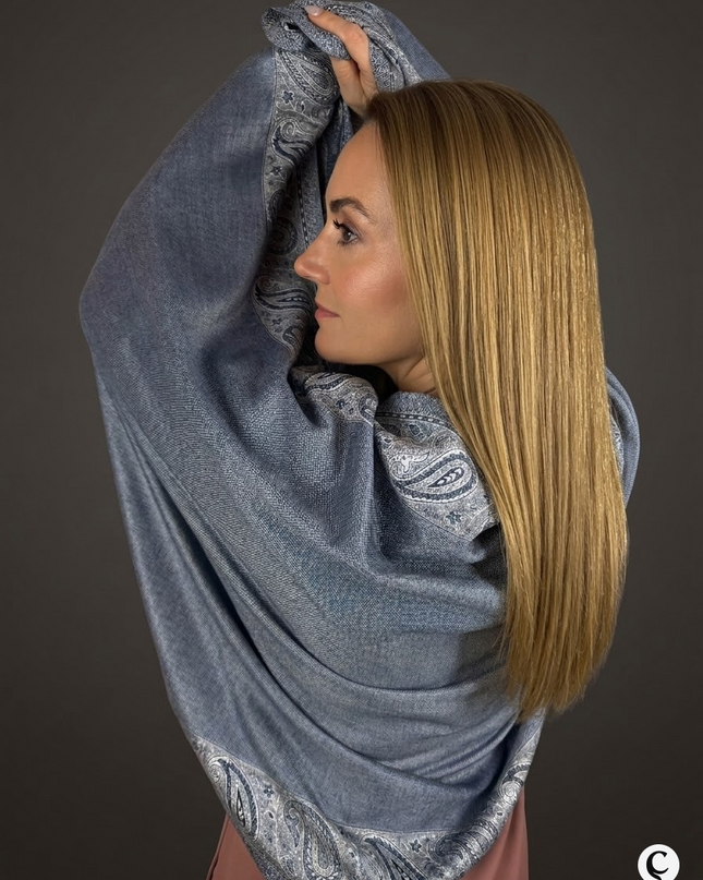 "Urban Denim Paisley" – klasyczny szyk w odcieniu jeansu (200x70 cm)