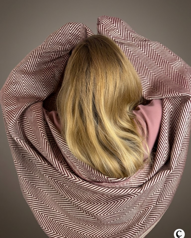 Szal "Cherry ZigZag" w odcieniu dojrzałej wiśni (196x74 cm)