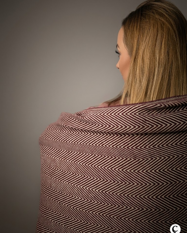 Szal "Cherry ZigZag" w odcieniu dojrzałej wiśni (196x74 cm)