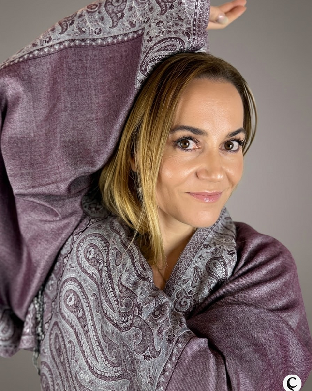 Szal żakardowy srebrny z fioletem (200x74 cm)