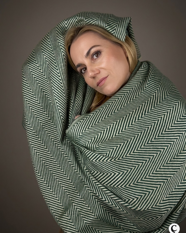 Szal "Forest ZigZag" w odcieniu głębokiej zieleni (196x74 cm)