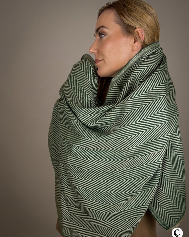 Szal "Forest ZigZag" w odcieniu głębokiej zieleni (196x74 cm)
