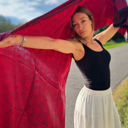 Czerwona chusta jedwabna z żakardowym wzorem karawany, lekka i elegancka