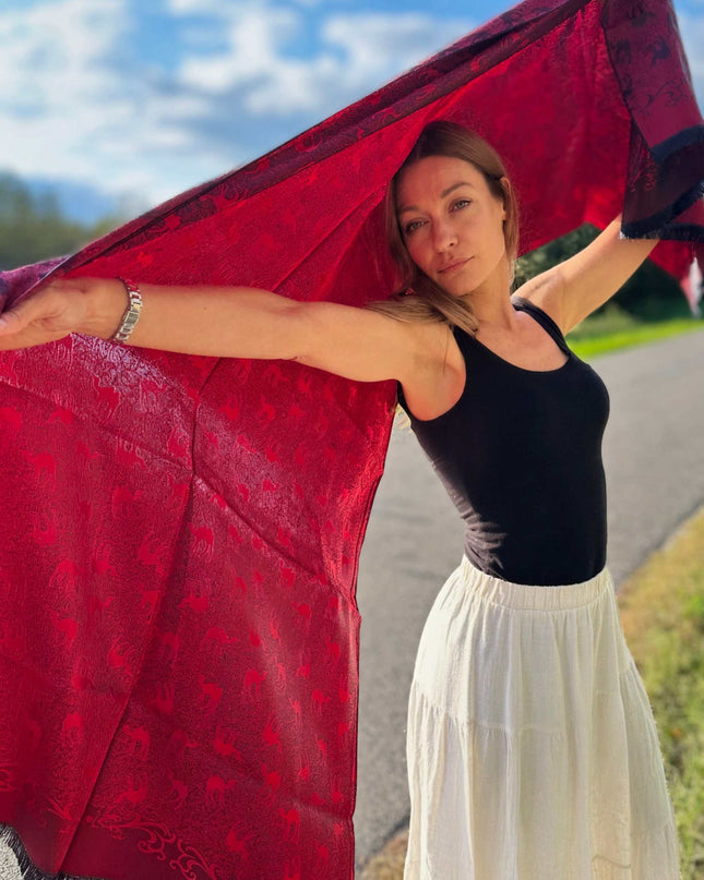 Czerwona chusta jedwabna z żakardowym wzorem karawany, lekka i elegancka