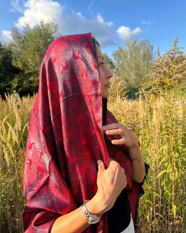 Czerwona chusta jedwabna z żakardowym wzorem karawany, elegancka i lekka