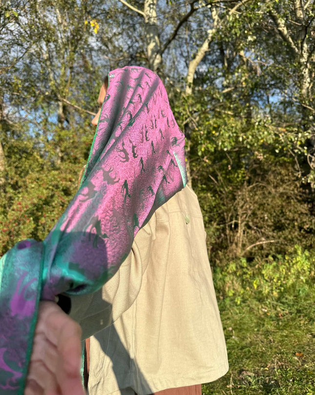 zielono fioletowy jedwabny szal z motywem karawany na tle natury