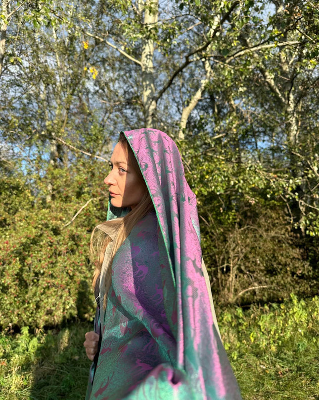 kobieta w zielono fioletowym jedwabnym szalu na tle zieleni