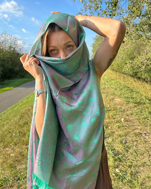 zielono fioletowy jedwabny szal z motywem karawany w plenerze