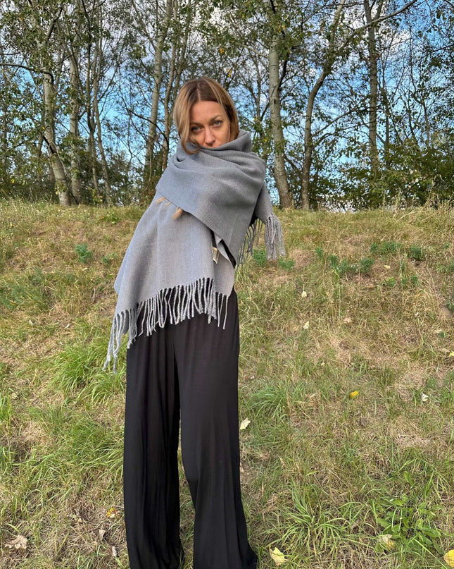 Szary szal kaszmirowy o gęstym splocie z frędzlami, luksusowy i miękki, idealny na chłodne poranki.