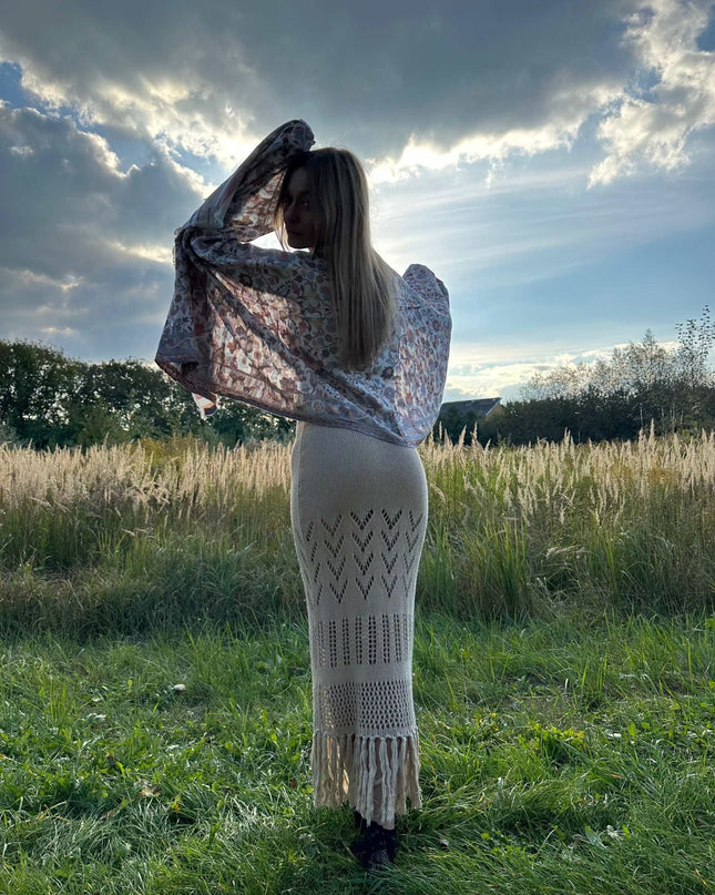 Pastelowa chusta jedwabna z kwiatowym wzorem na tle letniego pola