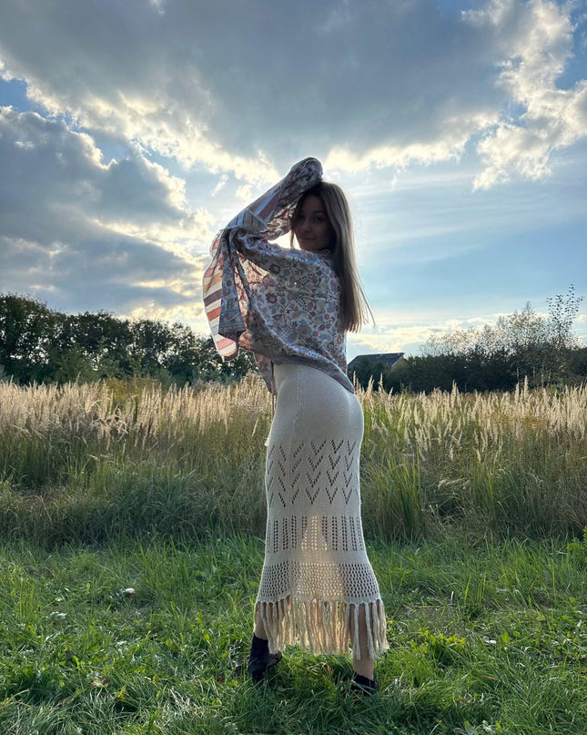 delikatna paselowa chusta jedwabna z kwiatowym wzorem w stylu boho na tle natury