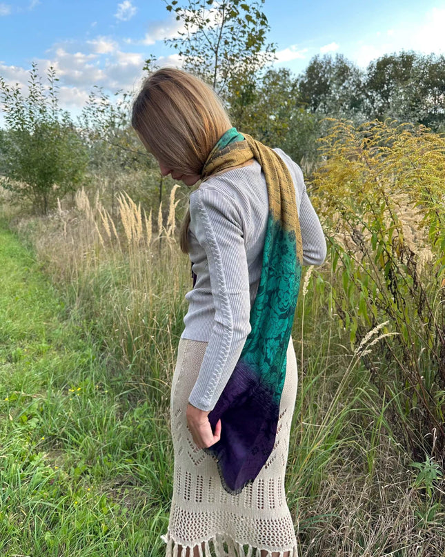 żółto zielono granatowy szal artystyczny inspirowany zachodem słońca nad oazą