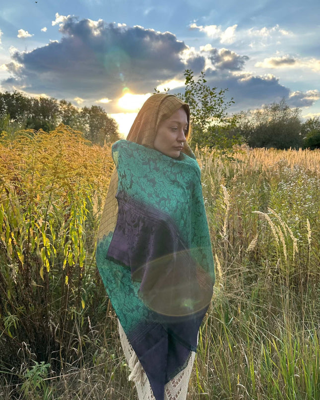 Artystyczny żółto zielono granatowy szal na tle zachodu słońca w naturalnym otoczeniu