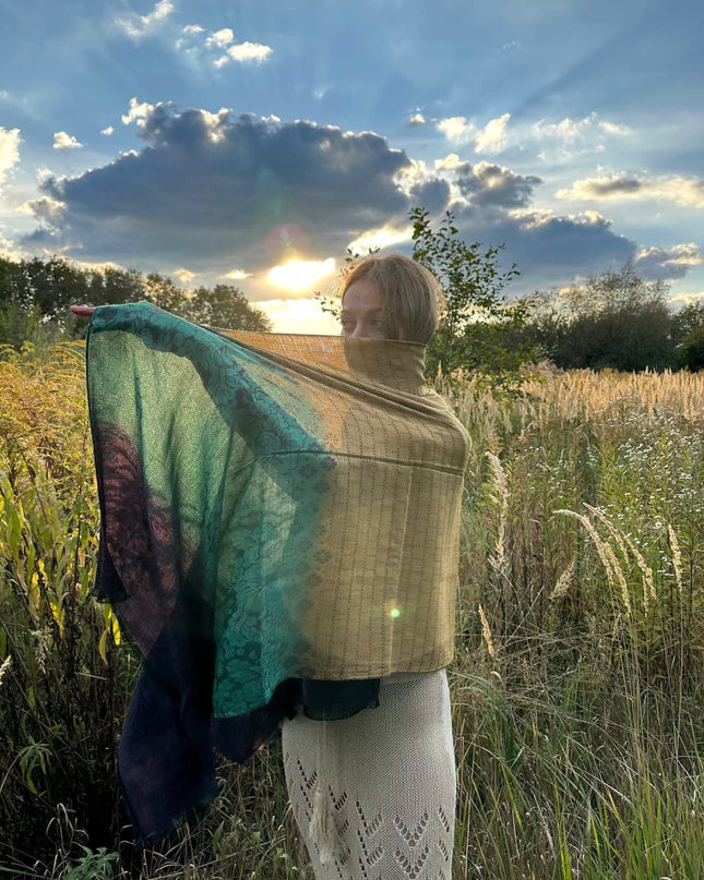 Żółto zielono granatowy szal o artystycznym wzorze zachodu słońca nad oazą, lekki i miękki materiał, otulający w chłodne dni.