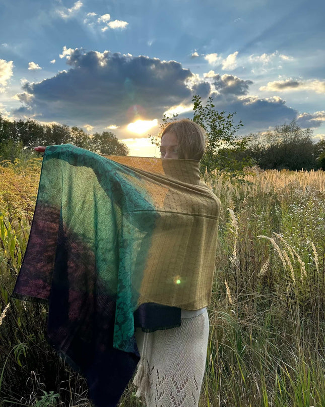 żółto zielono granatowy szal z motywem zachodu słońca nad oazą w naturalnym plenerze