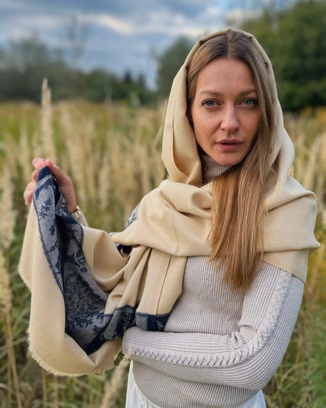 kobieta z białym szalem z niebieskimi wzorami wielbłądów w polu