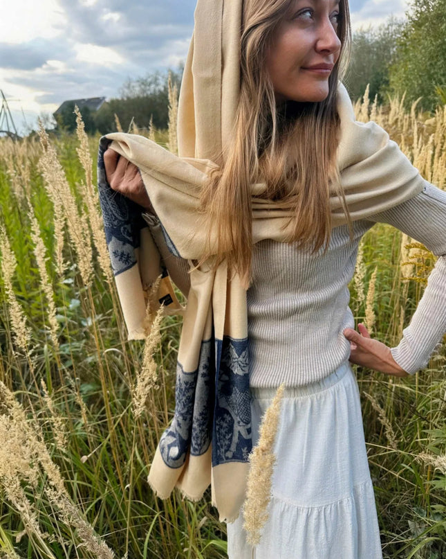 Kobiecy kaszmirowy szal biały z niebieskimi wielbłądami w naturalnym plenerze