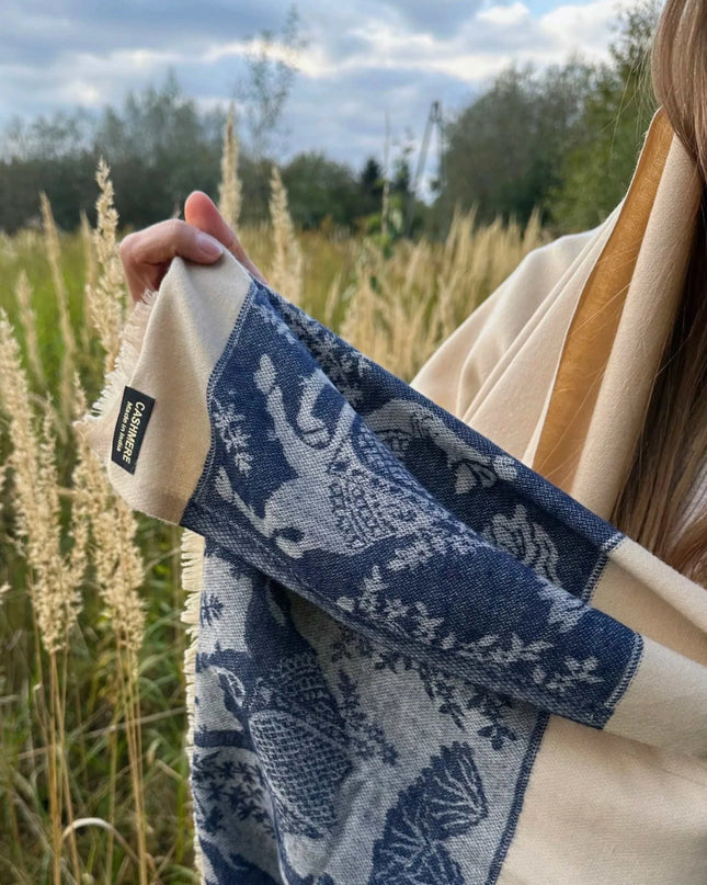 biały szal z niebieskimi wzorami wielbłądów z kaszmiru