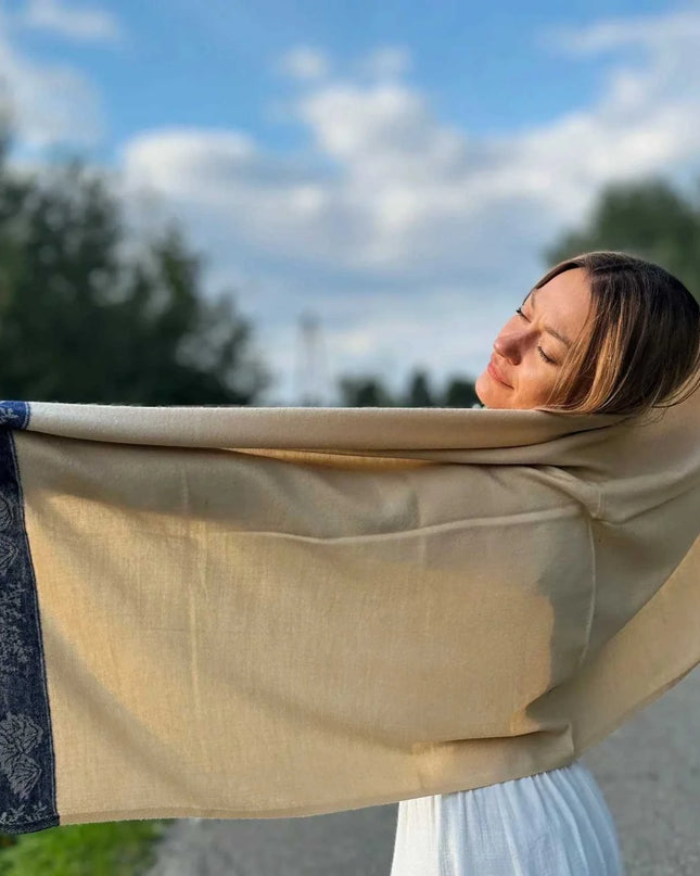 biały szal z niebieskimi wielbłądami z miękkiego kaszmiru, luksusowy i ciepły, wzór karawany, kobiecy dodatek