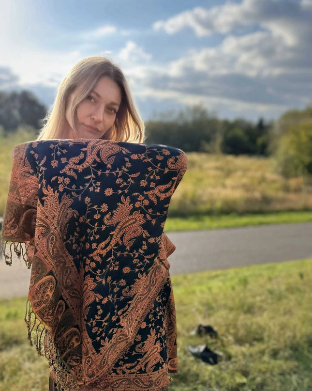 Brązowa z czarnym szal paisley elegancki jesienna opowieść miękki i ciepły