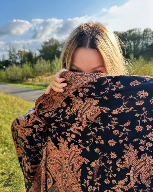 brązowa z czarnym szal paisley elegancki jesienna opowieść miękka tkanina komfort