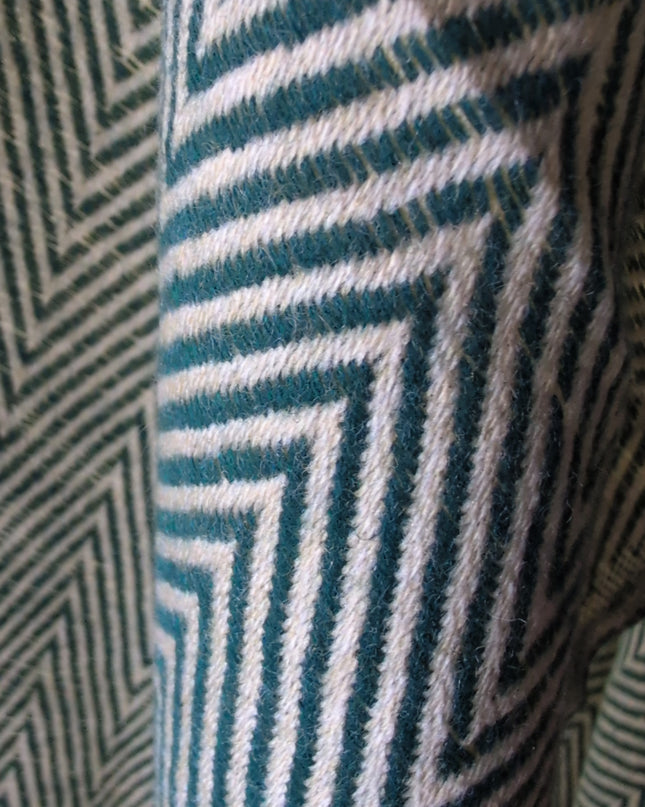 Szal "Forest ZigZag" w odcieniu głębokiej zieleni (196x74 cm)